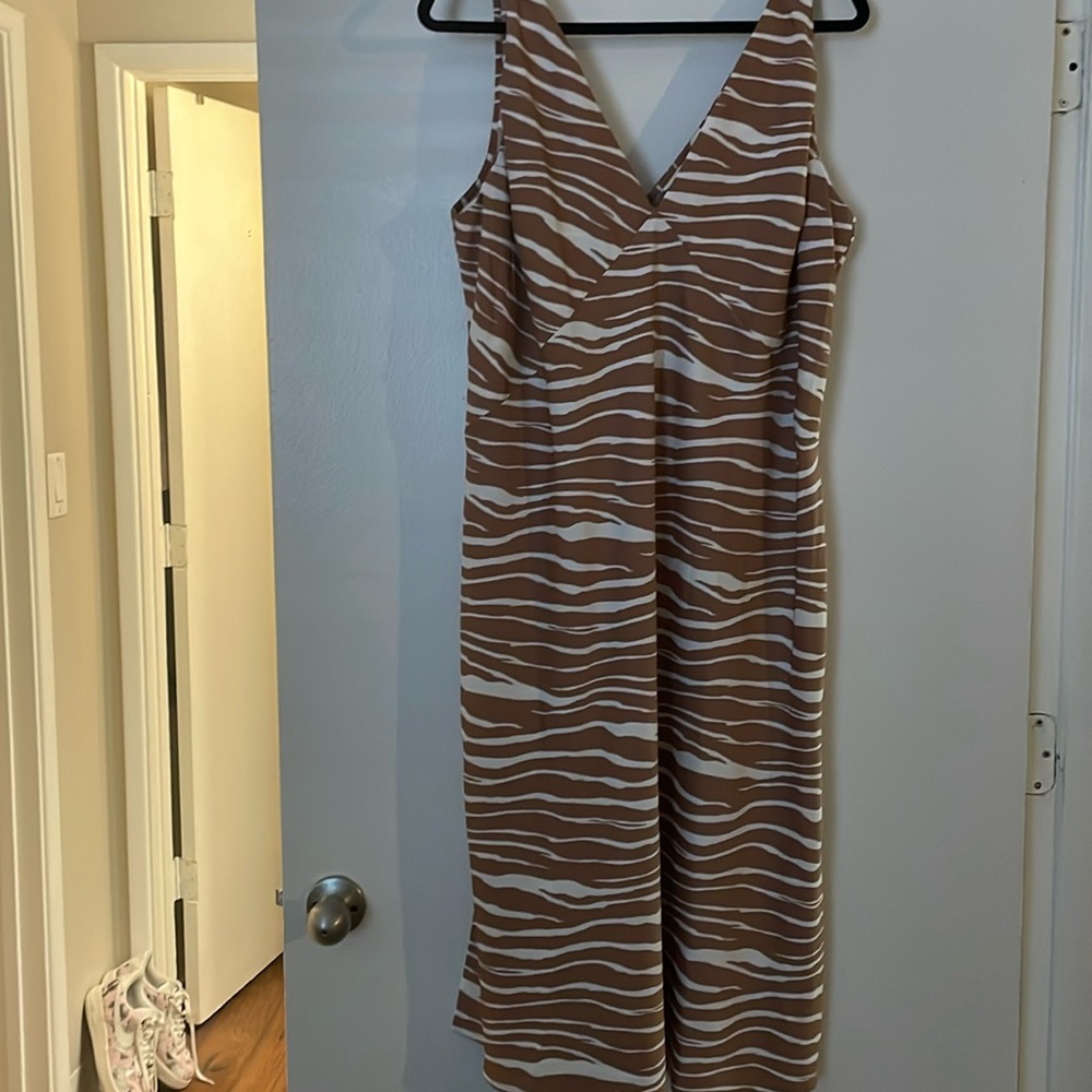 NWOT gorgeous midi dress . Small slits on either side
